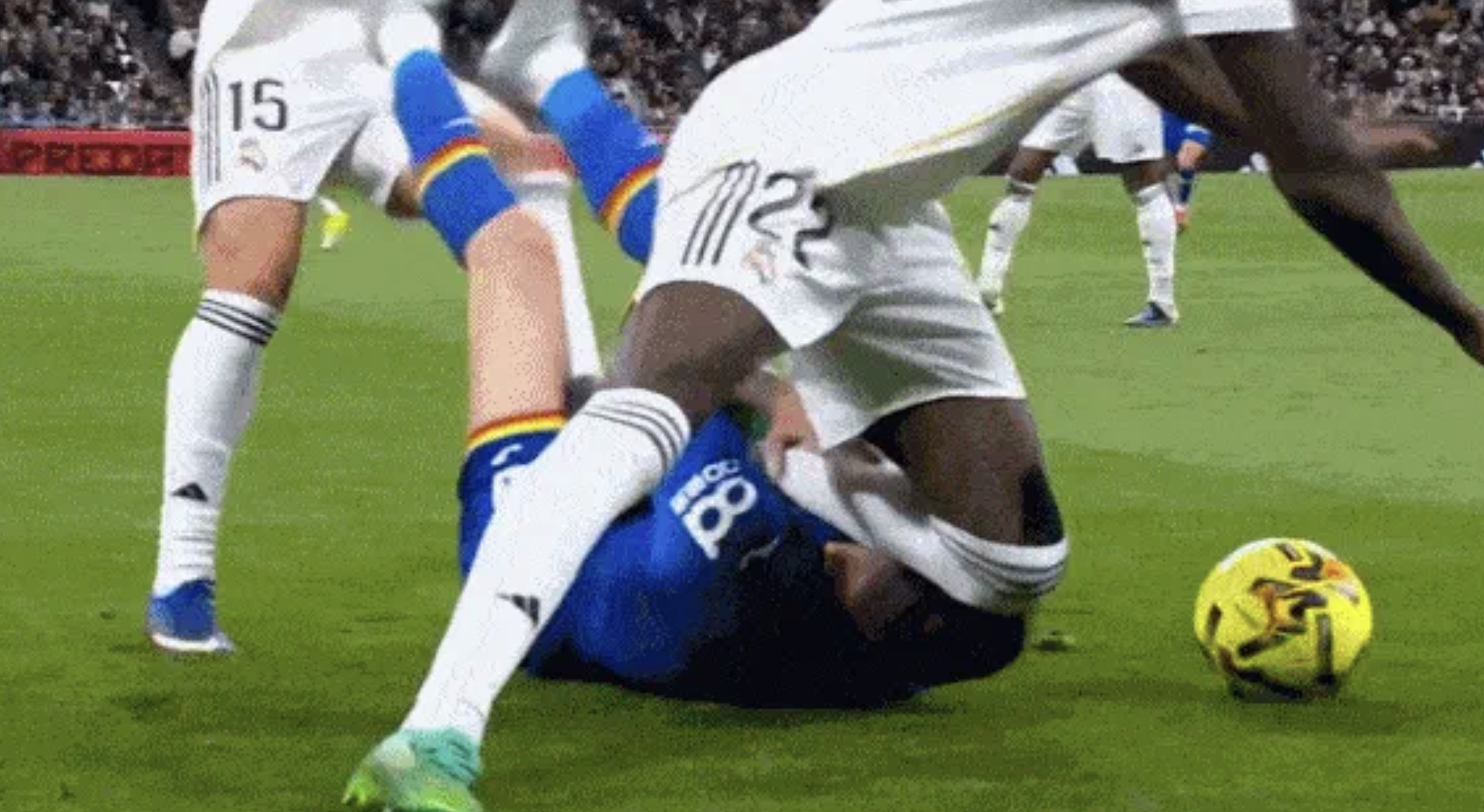 开云登录入口地址-争议！皇马中卫暴力犯规：疑故意用膝盖狠顶对方面部 裁判无视